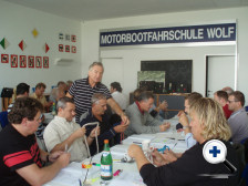 Üben der Seemannsknoten im Schulungsraum der Motorbootschule Wolf, Wien 2